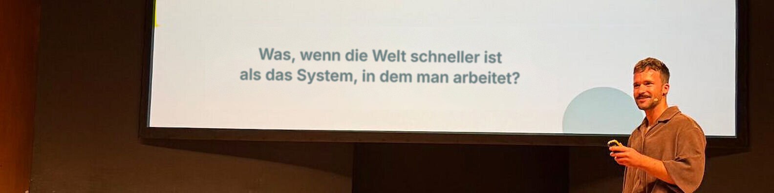 Julian Fischer bei einem Vortrag